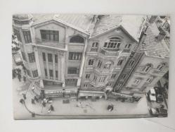 1960'lar ve Öncesi Dönem: 'Bir Sokak Siyah Beyaz Fotoğraf '' - 24/16 cm. ( Fotodaki dükkan isimleri: YEŞİM / UĞUR PİDE KEBAP / RÜYAM PAKET PİKNİK)