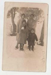 1930 LU YILLAR KIŞ MEVSİMİ KAR TOPU İLE POZ VERMİŞ KADIN ÇOCUK GÖRSELLİ SİYAH BEYAZ FOTOĞRAF