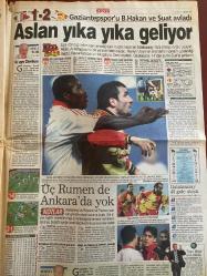 SABAH GAZETESİ DOĞUM GÜNÜ HEDİYESİ - 21 ARALIK 1998 - TAM TAKIM 38 SAYFADIR -Hasan Alioğlu-Toshack-Susic-Engin-Tanju Çolak-Ertuğrul Sağlam-Rasim Kara-Alpay-Ayhan-Can Bartu-Moldovan-Burak-Balici-Tayfun-Abdullah Kığılı-Oğün Altıparmak-Moşe-Hasan Şaş-Cem-Hagi-Hasan-Kubilay-Arapovic-Suat-Coskun Özarı-Filipescu-Popescu-Umit-Kamil Mehmet Özgül-Yılmaz-Bill Clinton-Andrew Mango-Salih Memecan  Futbolda 40 günlük tatil başladı-Apo’nun yanlışı-Toshack Cim-Bom ve Fener’i yine bombaladı-Boğa 1 puana razı-Susic: Çok şanslıydık-Körfezi zafere iki Ahmet’i taşıdı: 2-1-A.Gücü-Sakarya: 1-0-Altay-Karabükspor: 1-0-Beşiktaş’ın tahtı kayıp-Yönetim stattan çıkamadı-Fener’e bravo-Buzkıran Kanarya-Fenerbahçe’yi taşladılar-Aslan yıka yıka geliyor-Üç Rumen de Ankara’da yok-Galatasaray 45 gole ulaştı-Ramazan bereketi-‘28 Şubat bitmedi’-Derin devlet-Hapisten kurtaran fotoğraf-Bilanço Irak’ta 97 hedef imha-Clinton olayı neden büyüdü  Bizimcity-Salih Memecan-ramazan bereketi-hırsız hizmetçiler-Çocuk yetiştirmek sanat