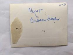 TÜRKİYE'DE İLAÇ SANAYİSİNİN KURUCULARINDAN MEHMET NEJAT FERİT ECZACIBAŞI'NIN ORİJİNAL FOTOĞRAFI - 12 x 9 cm EBADINDA - NEJAT ECZACIBAŞI BASIN MENSUPLARI FOTOĞRAFINI ÇEKTİĞİ ANLRADA POZ VERİRKEN ÇEKİLMİŞ BİR KARE