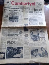 Cumhuriyet Gazetesi - 11 Temmuz 1954 - ah şu canım İstanbul yazan Nadir Nadi Başmakale - İhtikar Yapanlara Karşı Yeni Kararname Hazır - Ziraat Bankasının Köylüye Açtığı Kredi - Atletizm Müsabakalarında 1500 Metre Türkiye Rekoru Kıran Cahid Önel kupasını alırken fotoğraf - Kadınlar Birliği Anket Açtı - Şoförler Federasyonu Kongresi Dün Açıldı Fotoğraf - Açık Hava Tiyatrosunda Dün Geceki Hadise - Devlet Kuşu yazan Hasan Ali Yücel - Bütün Canlıları Yok Edebilecek Esrarlı Zerre Bulundu - 150 Yıl Evvel Meyvacılıkta Pek Çok İleri İmişiz röportajı yapan Reşad Enis - Hamiyet Yüceses  Perihan Altındağ Sabite Tur Gülerman  Sarayburnu Sahil Park Gazinosunda - Necip Bey Briyantini - Bu Günün En Meşhur Kadın Casusları Derleyen Tolun Alptekin Yazı Dizisi - Sarayların Aşk İlahesi Desiree Yazan Annemarie Selinko yazı dizisi- Sümerbank - Bir Ölüden 37 Yıl Sonra Gelen Mektup - İsmail Dümbüllü Kızkulesi Salacak plaj Gazinosu'nda  - Türkiye Emlak Kredi Bankası -  Münir Nurettin Selçuk Küçük Çiftlik Parkı