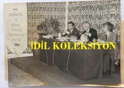 TÜRKİYE'DE İLAÇ SANAYİSİNİN KURUCULARINDAN MEHMET NEJAT FERİT ECZACIBAŞI'NIN ORİJİNAL FOTOĞRAFI - 12 x 9 cm EBADINDA - NEJAT ECZACIBAŞI, EKONOMİK ve SOSYAL ETÜDLER KONFERANS HEYETİNDE KONUŞMA YAPARKEN ÇEKİLMİŞ BİR KARE