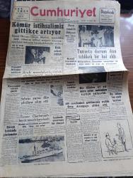 Cumhuriyet Gazetesi - 12 Temmuz 1954 - Kömür İstihsalimiz Gittikçe Artıyor - Tunus'ta Milliyetçilerle Fransızlar Çarpıştılar 19 Kişi Öldü 41 Kişi De Yaralandı - Bir Ölüden 37 Yıl Sonra Gelen Mektubun İçyüzü Anlaşıldı - Churchill Malenkov Mülakatı -  Cumhurreisi Celal Bayar Atatürk Kız Lisesinde fotoğraf - Mahsul Bayramları Yapılacak - Bedri Rahmi Eyüboğlu Pazartesi Konuşmaları - Migros Statüsü Hazırlandı - Sadi Tek Tiyatrosu Gülhane Parkında Temsillerine Başlıyor - Kafkasya Ve Türkistan'da Tehcir Hareketi Şiddetlendi- İran Şahının Parlamento Üyelerine Hitabesi - Aydın Muhteliti Rodosta İki Maç Yaptı - Remzi Aksu Kupası Boks Maçları - Bu Günün En Meşhur Kadın Casusları Derleyen Tolun Alptekin Yazı Dizisi - Dilencilik Kangreni - Resimli Romanımız Ecel Gemisi  Yazan George Simenon - İzmir Ege Sandalye Fabrikası - Apollo Sirki - konsolosun karısı yazan Nihal Karamağaralı Yazı Dizisi - Yeşilköy kulübü'nün tertiplediği bisiklet yarışı - Tarsus vapuru Charlestonda büyük törenle karşılandı