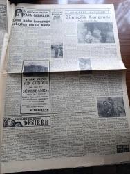 Cumhuriyet Gazetesi - 12 Temmuz 1954 - Kömür İstihsalimiz Gittikçe Artıyor - Tunus'ta Milliyetçilerle Fransızlar Çarpıştılar 19 Kişi Öldü 41 Kişi De Yaralandı - Bir Ölüden 37 Yıl Sonra Gelen Mektubun İçyüzü Anlaşıldı - Churchill Malenkov Mülakatı -  Cumhurreisi Celal Bayar Atatürk Kız Lisesinde fotoğraf - Mahsul Bayramları Yapılacak - Bedri Rahmi Eyüboğlu Pazartesi Konuşmaları - Migros Statüsü Hazırlandı - Sadi Tek Tiyatrosu Gülhane Parkında Temsillerine Başlıyor - Kafkasya Ve Türkistan'da Tehcir Hareketi Şiddetlendi- İran Şahının Parlamento Üyelerine Hitabesi - Aydın Muhteliti Rodosta İki Maç Yaptı - Remzi Aksu Kupası Boks Maçları - Bu Günün En Meşhur Kadın Casusları Derleyen Tolun Alptekin Yazı Dizisi - Dilencilik Kangreni - Resimli Romanımız Ecel Gemisi  Yazan George Simenon - İzmir Ege Sandalye Fabrikası - Apollo Sirki - konsolosun karısı yazan Nihal Karamağaralı Yazı Dizisi - Yeşilköy kulübü'nün tertiplediği bisiklet yarışı - Tarsus vapuru Charlestonda büyük törenle karşılandı