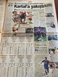 SABAH GAZETESİ DOĞUM GÜNÜ HEDİYESİ - 8 ARALIK 1998 - TAM TAKIM 34 SAYFADIR -Gülay Göktürk-Yavuz Donat-Selahattin Duman-Hüsnü Cil-Suat-Löw-Hagi-Arif-K.Hakan-Ümit-Toshack-Ayhan-Oktay-Ohen-Mehmet-Amokachi-Campbell-İbrahim-Mirsad-Nuri Ergin-Selçuk Ural-Metin Şentürk-Sibel Can-Baldız Özçelik-Selim City-Filiz Özçelik-Selmin Özçelik-Ali-Ev Songül-Yücel-Binnaz Kurt-Selim Kurt-Selmin Erdoğru  Adalet Fırat’ta boğuldu-Vurguncu güzeller-Apo için son 15 gün-Öğretmenden çok kazanan öğrenciler-Siyasette kıyafet falları-Oğuz’a zam yok!-Galatasaray kilitlendi-Ya Baliç Fener’e değil de Cim-Bom’a gitseydi!-Kartal’a yakıştı-Trabzon’da İpek isyanı-Nuriş’ten tehdit-Alem dönüşü kaza-Çocuklarını paylaşamadılar-Sahte diploma skandalı  Karikatür-Bizimcity-Salih Memecan-Ruhat Mengi-Ahmet Vardar-Nizamettin Veziroğlu-Abdullah Turhan  Sırat köprüsünde yapayalnız-Her şey çok güzel olacak  Burakbey-Abdullah Turhan-Mimi ile Muti-Patrick Mc Donnell-Bizim Aile-Mort Walker-Dick Browne-Marvin-Tom Armstrong