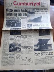 Cumhuriyet Gazetesi - 18 Aralık 1960 - İkinci Adım Yazan Nadir Nadi Başmakale - Lütfi Akatlı Nedim Ergüven Ekrem Tüzemen Hayrettin Perk Fotoğraf - Yüksek Seçim Kurulu Üyeleri Dün Belli Oldu - Limanımızda İkinci Deniz Kazası oldu - 6 7 Eylül Davasında Sanıklar Müdafaalarına Devam Ettiler - Karayollarının Borç Tutarı 174 Milyon Lira - Diyanet İşleri Teşkilat Kanununda Alevilerin Temsiline Yer Verilecek - İpar Davası beklenen şahit yine gelmedi - Yugoslav Tankeri Zaroviç yangını kontrol altında fotoğraf - Fahrettin Kerim Gökay Dünkü Celsede Müdafaasını Yaparken Fotoğraf - 10. köy Yazan Fakir Baykurt Yazı Dizisi  - Kore'de Halk Düşükler İçin İdam Cezası İsteniyor - Küba Sovyetler Birliği Yeni Ticaret Anlaşması - Mevlana'nın 687. Yıldönümü - Haftanın Şakaları Yazan Burhan Felek Köşe Yazısı - Bay Oscar Karikatür - Resimli Roman Başkasının Günahı Çizen Yves Sayol - Fenerbahçe Galatasaray 173. Defa Karşı Karşıya Geliyorlar - Galatasaray Fenerbahçe Maçları - İsmet Uluğ'un Unutamadığı An