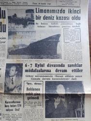 Cumhuriyet Gazetesi - 18 Aralık 1960 - İkinci Adım Yazan Nadir Nadi Başmakale - Lütfi Akatlı Nedim Ergüven Ekrem Tüzemen Hayrettin Perk Fotoğraf - Yüksek Seçim Kurulu Üyeleri Dün Belli Oldu - Limanımızda İkinci Deniz Kazası oldu - 6 7 Eylül Davasında Sanıklar Müdafaalarına Devam Ettiler - Karayollarının Borç Tutarı 174 Milyon Lira - Diyanet İşleri Teşkilat Kanununda Alevilerin Temsiline Yer Verilecek - İpar Davası beklenen şahit yine gelmedi - Yugoslav Tankeri Zaroviç yangını kontrol altında fotoğraf - Fahrettin Kerim Gökay Dünkü Celsede Müdafaasını Yaparken Fotoğraf - 10. köy Yazan Fakir Baykurt Yazı Dizisi  - Kore'de Halk Düşükler İçin İdam Cezası İsteniyor - Küba Sovyetler Birliği Yeni Ticaret Anlaşması - Mevlana'nın 687. Yıldönümü - Haftanın Şakaları Yazan Burhan Felek Köşe Yazısı - Bay Oscar Karikatür - Resimli Roman Başkasının Günahı Çizen Yves Sayol - Fenerbahçe Galatasaray 173. Defa Karşı Karşıya Geliyorlar - Galatasaray Fenerbahçe Maçları - İsmet Uluğ'un Unutamadığı An