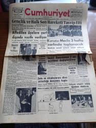Cumhuriyet Gazetesi - 15 Kasım 1960 - Başarılı Bir Yoldayız Yazan Nadir Nadi Başmakale - Ankara'da Üniversite Öğrencileri 14 Komite Üyesinin Affını Tasvip İçin Dün Sessiz Bir Yürüyüş Yaptılar fotoğraf - Affedilen 14 Komite Üyesine Yurt Dışında Vazife Veriliyor- Fatin Rüştü Zorlu ve Arkadaşlarının Döviz Yolsuzluğu Duruşması Bugün - Amerikan Başkanı Kennedy'nin Türkiye Politikası - Geçici Anayasanın 6. Maddesi Değiştiriliyor -  Tütünden 2 Milyon 800 Bin Dolar Döviz Aldık - Geçici Hükümet Cezayir Hükümeti Başkanı Ferhat Abbas Cezayir'de Birleşmiş Milletlerin Referandum Yapmasını Talep Etti - Devlet Tiyatro Operasında Tasfiye Yok - Zenciler Mektebe Alınmıyor - Dünyanın En Zengin Ve Cimri Adamı Paul Getty - Tramvaylar Köprüden Geçsin Mi Geçmesin Mi - Ankara'da Caligula Yazan Lütfi Ay - 1960 1961 Yunus Nadi Armağanı 27 Mayıs'ın Manasını Anlatın Gerçekçi Olalım Yazan Onur Öymen - Futbol Federasyonu Başkanı Muhterem Özyurt - Çukurova Boks Şampiyonası birincilik kazanan Erhan Kunt fotoğraf