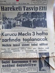 Cumhuriyet Gazetesi - 15 Kasım 1960 - Başarılı Bir Yoldayız Yazan Nadir Nadi Başmakale - Ankara'da Üniversite Öğrencileri 14 Komite Üyesinin Affını Tasvip İçin Dün Sessiz Bir Yürüyüş Yaptılar fotoğraf - Affedilen 14 Komite Üyesine Yurt Dışında Vazife Veriliyor- Fatin Rüştü Zorlu ve Arkadaşlarının Döviz Yolsuzluğu Duruşması Bugün - Amerikan Başkanı Kennedy'nin Türkiye Politikası - Geçici Anayasanın 6. Maddesi Değiştiriliyor -  Tütünden 2 Milyon 800 Bin Dolar Döviz Aldık - Geçici Hükümet Cezayir Hükümeti Başkanı Ferhat Abbas Cezayir'de Birleşmiş Milletlerin Referandum Yapmasını Talep Etti - Devlet Tiyatro Operasında Tasfiye Yok - Zenciler Mektebe Alınmıyor - Dünyanın En Zengin Ve Cimri Adamı Paul Getty - Tramvaylar Köprüden Geçsin Mi Geçmesin Mi - Ankara'da Caligula Yazan Lütfi Ay - 1960 1961 Yunus Nadi Armağanı 27 Mayıs'ın Manasını Anlatın Gerçekçi Olalım Yazan Onur Öymen - Futbol Federasyonu Başkanı Muhterem Özyurt - Çukurova Boks Şampiyonası birincilik kazanan Erhan Kunt fotoğraf