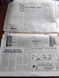 Cumhuriyet Gazetesi - 15 Kasım 1960 - Başarılı Bir Yoldayız Yazan Nadir Nadi Başmakale - Ankara'da Üniversite Öğrencileri 14 Komite Üyesinin Affını Tasvip İçin Dün Sessiz Bir Yürüyüş Yaptılar fotoğraf - Affedilen 14 Komite Üyesine Yurt Dışında Vazife Veriliyor- Fatin Rüştü Zorlu ve Arkadaşlarının Döviz Yolsuzluğu Duruşması Bugün - Amerikan Başkanı Kennedy'nin Türkiye Politikası - Geçici Anayasanın 6. Maddesi Değiştiriliyor -  Tütünden 2 Milyon 800 Bin Dolar Döviz Aldık - Geçici Hükümet Cezayir Hükümeti Başkanı Ferhat Abbas Cezayir'de Birleşmiş Milletlerin Referandum Yapmasını Talep Etti - Devlet Tiyatro Operasında Tasfiye Yok - Zenciler Mektebe Alınmıyor - Dünyanın En Zengin Ve Cimri Adamı Paul Getty - Tramvaylar Köprüden Geçsin Mi Geçmesin Mi - Ankara'da Caligula Yazan Lütfi Ay - 1960 1961 Yunus Nadi Armağanı 27 Mayıs'ın Manasını Anlatın Gerçekçi Olalım Yazan Onur Öymen - Futbol Federasyonu Başkanı Muhterem Özyurt - Çukurova Boks Şampiyonası birincilik kazanan Erhan Kunt fotoğraf