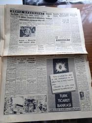 Cumhuriyet Gazetesi - 15 Kasım 1960 - Başarılı Bir Yoldayız Yazan Nadir Nadi Başmakale - Ankara'da Üniversite Öğrencileri 14 Komite Üyesinin Affını Tasvip İçin Dün Sessiz Bir Yürüyüş Yaptılar fotoğraf - Affedilen 14 Komite Üyesine Yurt Dışında Vazife Veriliyor- Fatin Rüştü Zorlu ve Arkadaşlarının Döviz Yolsuzluğu Duruşması Bugün - Amerikan Başkanı Kennedy'nin Türkiye Politikası - Geçici Anayasanın 6. Maddesi Değiştiriliyor -  Tütünden 2 Milyon 800 Bin Dolar Döviz Aldık - Geçici Hükümet Cezayir Hükümeti Başkanı Ferhat Abbas Cezayir'de Birleşmiş Milletlerin Referandum Yapmasını Talep Etti - Devlet Tiyatro Operasında Tasfiye Yok - Zenciler Mektebe Alınmıyor - Dünyanın En Zengin Ve Cimri Adamı Paul Getty - Tramvaylar Köprüden Geçsin Mi Geçmesin Mi - Ankara'da Caligula Yazan Lütfi Ay - 1960 1961 Yunus Nadi Armağanı 27 Mayıs'ın Manasını Anlatın Gerçekçi Olalım Yazan Onur Öymen - Futbol Federasyonu Başkanı Muhterem Özyurt - Çukurova Boks Şampiyonası birincilik kazanan Erhan Kunt fotoğraf