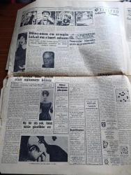 Cumhuriyet Gazetesi - 15 Kasım 1960 - Başarılı Bir Yoldayız Yazan Nadir Nadi Başmakale - Ankara'da Üniversite Öğrencileri 14 Komite Üyesinin Affını Tasvip İçin Dün Sessiz Bir Yürüyüş Yaptılar fotoğraf - Affedilen 14 Komite Üyesine Yurt Dışında Vazife Veriliyor- Fatin Rüştü Zorlu ve Arkadaşlarının Döviz Yolsuzluğu Duruşması Bugün - Amerikan Başkanı Kennedy'nin Türkiye Politikası - Geçici Anayasanın 6. Maddesi Değiştiriliyor -  Tütünden 2 Milyon 800 Bin Dolar Döviz Aldık - Geçici Hükümet Cezayir Hükümeti Başkanı Ferhat Abbas Cezayir'de Birleşmiş Milletlerin Referandum Yapmasını Talep Etti - Devlet Tiyatro Operasında Tasfiye Yok - Zenciler Mektebe Alınmıyor - Dünyanın En Zengin Ve Cimri Adamı Paul Getty - Tramvaylar Köprüden Geçsin Mi Geçmesin Mi - Ankara'da Caligula Yazan Lütfi Ay - 1960 1961 Yunus Nadi Armağanı 27 Mayıs'ın Manasını Anlatın Gerçekçi Olalım Yazan Onur Öymen - Futbol Federasyonu Başkanı Muhterem Özyurt - Çukurova Boks Şampiyonası birincilik kazanan Erhan Kunt fotoğraf
