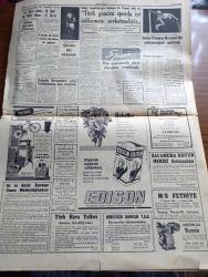 Cumhuriyet Gazetesi - 15 Kasım 1960 - Başarılı Bir Yoldayız Yazan Nadir Nadi Başmakale - Ankara'da Üniversite Öğrencileri 14 Komite Üyesinin Affını Tasvip İçin Dün Sessiz Bir Yürüyüş Yaptılar fotoğraf - Affedilen 14 Komite Üyesine Yurt Dışında Vazife Veriliyor- Fatin Rüştü Zorlu ve Arkadaşlarının Döviz Yolsuzluğu Duruşması Bugün - Amerikan Başkanı Kennedy'nin Türkiye Politikası - Geçici Anayasanın 6. Maddesi Değiştiriliyor -  Tütünden 2 Milyon 800 Bin Dolar Döviz Aldık - Geçici Hükümet Cezayir Hükümeti Başkanı Ferhat Abbas Cezayir'de Birleşmiş Milletlerin Referandum Yapmasını Talep Etti - Devlet Tiyatro Operasında Tasfiye Yok - Zenciler Mektebe Alınmıyor - Dünyanın En Zengin Ve Cimri Adamı Paul Getty - Tramvaylar Köprüden Geçsin Mi Geçmesin Mi - Ankara'da Caligula Yazan Lütfi Ay - 1960 1961 Yunus Nadi Armağanı 27 Mayıs'ın Manasını Anlatın Gerçekçi Olalım Yazan Onur Öymen - Futbol Federasyonu Başkanı Muhterem Özyurt - Çukurova Boks Şampiyonası birincilik kazanan Erhan Kunt fotoğraf