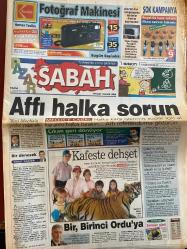 SABAH GAZETESİ DOĞUM GÜNÜ HEDİYESİ - 2 AĞUSTOS 1998 - TAM TAKIM 36 SAYFADIR -Rauf Tamer-Can Bartu-Adnan Aybaba-Baliç-Ohen-Tayfur-Murat Yakin-Toshack-Taffarel-Campbell-Milosevski-Gotusu Alis-Bruce Willis-Gary Oldman-Milla Jovovich-Dustin Hoffman-John Travolta-Keenan Ivory Wayans-Jill Hennessy-Paul Sorvino-Eric Roberts-Adam Sandler-Drew Barrymore-Tinto Brass-Jeremy Irons-Melanie Griffith-Frank Langella-Zeki Müren-Bora-Mahsun  Affı halka sorun-Kafeste dehşet-Bir Birinci Ordu’ya-Beşiktaş şiir gibi-Göteborg casusu maçtaydı-Cim-Bom yeminli-Trabzon G.Doğan önünde şov yaptı-Kumpas-Çılgın Şehir-Evlilik Öpücüğü-5. Element-Lolita-Korkusuz dedektifler-Bora’nın durumu iyi-Çocuklar için dans ettiler-Romantik albüm-Mahsun’dan nasihatler  Karikatür-Bizimcity-Salih Memecan-