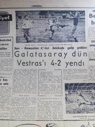 Cumhuriyet Gazetesi - 19 Aralık 1957 - Paris toplantısı yazan Nadir Nadi Başmakale - Paris'te Kıbrıs için mühim müzakereler - Adnan Menderes dün Paris'te Eisenhower'le görüşürken fotoğraf - Kıbrıs için toplantı müsaadesi verilmedi  - Büyük Millet Meclisi dün hadiseli bir toplantı yaptı - kapatılan sendikalar meselesi görüşülürken kavgalar oldu karışıklık 15 dakika sürdü - Kıbrıslı Türklerin yeni ikazı - Batı Trakya Türkleri eziliyor - münazara Türkler ecnebilerle evlenmeli mi evlenmemeli mi fotoğraf - Bir genç kız kendisini iğfal ettiği için 1 yıldır hapishanede yatan gençle evleniyor - Beyazıt meydanı bugün trafiğe açılıyor - Ratip Tahir Burak'ın dünkü duruşması - Haldun dormen tiyatrosu Hedda Gabler piyesine temsile başlamıştır fotoğraf - Fenerbahçe ve Galatasaray Ankara'da Galip - çiçek aşısını kim bulmuş yazan Burhan Felek - Mevlana pulları yüzünden bir dava açılıyor - Devlerin Aşkı filmi başrollerde Elizabeth Taylor Rock Hudson Beyoğlu Lale ve Elhamra sinemasında - Beşiktaş Legia