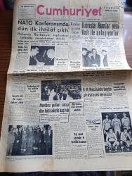 Cumhuriyet Gazetesi - 18 Aralık 1957 - NATO konferansında dün ilk ihtilaf çıktı - Bağdat Paktı namına NATO'dan talebimiz - Amerika kıtalar arası 5000 mil menzilli füzeyi dün attı - Kıbrıs'ta Rumlar yeni vali Foot ile anlaşıyorlar - Kıbrıs Türktür cemiyetine dair soru önergesi - tersaneler İstanbul'dan nakledilecek - boğazdan geçen rus gemileri - Mevlana pulları satışı dün hadiselerle başladı - basketbol teşvik turnuvasında Fenerbahçe şampiyon oldu fotoğraf - 20. Asırda Hakiki Bir Robenson Nakleden Cemalettin Saraçoğlu yazı dizisi - Cahide Sonku İhsan Doruk Davası - Pakistan hükümeti resmen açıklandı - Yakup Kadri Karaosmanoğlu Atatürk'e dair bir konuşma yaptı - sebepler ve neticeler yazan Burhan Felek - değirmenci güzeli filmi Saray sinemasında - çölde bir İstanbul kızı başrolde Belgin Doruk Turan Seyfioğlu Ferah Ve Azak sinemasında - Beşiktaş Legia ile maç yapacak - Galatasaray Vestras bugün karşılaşıyor - Mümtaz Bolmen Yarın yüzecek - yeni merkez ceza heyeti reisi Akif Tunçal