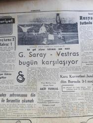 Cumhuriyet Gazetesi - 18 Aralık 1957 - NATO konferansında dün ilk ihtilaf çıktı - Bağdat Paktı namına NATO'dan talebimiz - Amerika kıtalar arası 5000 mil menzilli füzeyi dün attı - Kıbrıs'ta Rumlar yeni vali Foot ile anlaşıyorlar - Kıbrıs Türktür cemiyetine dair soru önergesi - tersaneler İstanbul'dan nakledilecek - boğazdan geçen rus gemileri - Mevlana pulları satışı dün hadiselerle başladı - basketbol teşvik turnuvasında Fenerbahçe şampiyon oldu fotoğraf - 20. Asırda Hakiki Bir Robenson Nakleden Cemalettin Saraçoğlu yazı dizisi - Cahide Sonku İhsan Doruk Davası - Pakistan hükümeti resmen açıklandı - Yakup Kadri Karaosmanoğlu Atatürk'e dair bir konuşma yaptı - sebepler ve neticeler yazan Burhan Felek - değirmenci güzeli filmi Saray sinemasında - çölde bir İstanbul kızı başrolde Belgin Doruk Turan Seyfioğlu Ferah Ve Azak sinemasında - Beşiktaş Legia ile maç yapacak - Galatasaray Vestras bugün karşılaşıyor - Mümtaz Bolmen Yarın yüzecek - yeni merkez ceza heyeti reisi Akif Tunçal