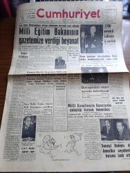 Cumhuriyet Gazetesi - 27 Kasım 1960 - Doğru Yoldayız Yazan Nadir Nadi Başmakale - 147'lerin Üniversiteye Alınıp Alınmama Mevzuu Yeni Safhada -  Milli Eğitim Bakanı Bedrettin Tuncel'in Gazetemize Verdiği Beyanat fotoğraf - milli birlik komitesi basın sözcüsü Baha Vefa Karatay basın toplantısında fotoğraf -Düşük Meclis Başkanı Refik Koraltan Dünkü Duruşmada Savunmasını Yaparken Fotoğraf - Bölge Tiyatroları İçin Faaliyete Geçildi - Nedim Ökmen Kararı Dinliyor Fotoğraf - Pakistan Profesör Nihat Tarlan'a Nişan Verdi - 10. Köy Yazan Fakir Baykurt Yazı Dizisi -  Yugoslavya Afrika'da Yabancı Askeri Üsleri Kurulmasına Taraftar Değil - Haftanın Şakaları Yazan Burhan Felek - Milli Takım Bugün Bulgaristan İle Karşılaşıyor - Futbol Federasyonu Milli Maç Tekliflerini Bildirdi - Beden Terbiyesi Umum Müdürü Bekir Silahçılar Sporculara Af Kararını Dün Açıkladı - Bulgaristan Maçını Radyolar Veriyor - Fenerbahçe Edirne'de Kurtuluş Kupasını Kazandı  - B Milli Takım bugün yapacağı maçtan ümitli fotoğraf