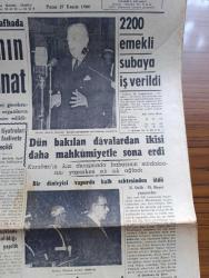 Cumhuriyet Gazetesi - 27 Kasım 1960 - Doğru Yoldayız Yazan Nadir Nadi Başmakale - 147'lerin Üniversiteye Alınıp Alınmama Mevzuu Yeni Safhada -  Milli Eğitim Bakanı Bedrettin Tuncel'in Gazetemize Verdiği Beyanat fotoğraf - milli birlik komitesi basın sözcüsü Baha Vefa Karatay basın toplantısında fotoğraf -Düşük Meclis Başkanı Refik Koraltan Dünkü Duruşmada Savunmasını Yaparken Fotoğraf - Bölge Tiyatroları İçin Faaliyete Geçildi - Nedim Ökmen Kararı Dinliyor Fotoğraf - Pakistan Profesör Nihat Tarlan'a Nişan Verdi - 10. Köy Yazan Fakir Baykurt Yazı Dizisi -  Yugoslavya Afrika'da Yabancı Askeri Üsleri Kurulmasına Taraftar Değil - Haftanın Şakaları Yazan Burhan Felek - Milli Takım Bugün Bulgaristan İle Karşılaşıyor - Futbol Federasyonu Milli Maç Tekliflerini Bildirdi - Beden Terbiyesi Umum Müdürü Bekir Silahçılar Sporculara Af Kararını Dün Açıkladı - Bulgaristan Maçını Radyolar Veriyor - Fenerbahçe Edirne'de Kurtuluş Kupasını Kazandı  - B Milli Takım bugün yapacağı maçtan ümitli fotoğraf