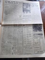 Cumhuriyet Gazetesi - 27 Kasım 1960 - Doğru Yoldayız Yazan Nadir Nadi Başmakale - 147'lerin Üniversiteye Alınıp Alınmama Mevzuu Yeni Safhada -  Milli Eğitim Bakanı Bedrettin Tuncel'in Gazetemize Verdiği Beyanat fotoğraf - milli birlik komitesi basın sözcüsü Baha Vefa Karatay basın toplantısında fotoğraf -Düşük Meclis Başkanı Refik Koraltan Dünkü Duruşmada Savunmasını Yaparken Fotoğraf - Bölge Tiyatroları İçin Faaliyete Geçildi - Nedim Ökmen Kararı Dinliyor Fotoğraf - Pakistan Profesör Nihat Tarlan'a Nişan Verdi - 10. Köy Yazan Fakir Baykurt Yazı Dizisi -  Yugoslavya Afrika'da Yabancı Askeri Üsleri Kurulmasına Taraftar Değil - Haftanın Şakaları Yazan Burhan Felek - Milli Takım Bugün Bulgaristan İle Karşılaşıyor - Futbol Federasyonu Milli Maç Tekliflerini Bildirdi - Beden Terbiyesi Umum Müdürü Bekir Silahçılar Sporculara Af Kararını Dün Açıkladı - Bulgaristan Maçını Radyolar Veriyor - Fenerbahçe Edirne'de Kurtuluş Kupasını Kazandı  - B Milli Takım bugün yapacağı maçtan ümitli fotoğraf
