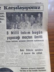 Cumhuriyet Gazetesi - 27 Kasım 1960 - Doğru Yoldayız Yazan Nadir Nadi Başmakale - 147'lerin Üniversiteye Alınıp Alınmama Mevzuu Yeni Safhada -  Milli Eğitim Bakanı Bedrettin Tuncel'in Gazetemize Verdiği Beyanat fotoğraf - milli birlik komitesi basın sözcüsü Baha Vefa Karatay basın toplantısında fotoğraf -Düşük Meclis Başkanı Refik Koraltan Dünkü Duruşmada Savunmasını Yaparken Fotoğraf - Bölge Tiyatroları İçin Faaliyete Geçildi - Nedim Ökmen Kararı Dinliyor Fotoğraf - Pakistan Profesör Nihat Tarlan'a Nişan Verdi - 10. Köy Yazan Fakir Baykurt Yazı Dizisi -  Yugoslavya Afrika'da Yabancı Askeri Üsleri Kurulmasına Taraftar Değil - Haftanın Şakaları Yazan Burhan Felek - Milli Takım Bugün Bulgaristan İle Karşılaşıyor - Futbol Federasyonu Milli Maç Tekliflerini Bildirdi - Beden Terbiyesi Umum Müdürü Bekir Silahçılar Sporculara Af Kararını Dün Açıkladı - Bulgaristan Maçını Radyolar Veriyor - Fenerbahçe Edirne'de Kurtuluş Kupasını Kazandı  - B Milli Takım bugün yapacağı maçtan ümitli fotoğraf