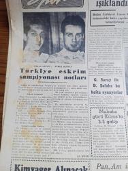 Cumhuriyet Gazetesi - 29 Kasım 1960 - Milli Birlik Komitesi Kurulacak Parti İle İlgisi Bulunmadığını Bildirdi - Milli Birlik Komitesi İle Hükümet Arasında İhtilaf Yok - Örtülü Ödenek Davasında Adnan Menderes'in Eşi Berrin Menderes Dinlenildi fotoğraf - rahatsızlığı geçen İsmet İnönü gazetecileri kabul etti fotoğraf Savcı Sıtkı Yırcalı Hakkındaki Davanın Düşmesini İstedi - Sabık Milletvekili Yusuf Salman Öldü - Yassıada İntibaları Yazan Yaşar Kemal - İpar Gemileri Davasına Dün De Devam Edildi - 10. Köy Yazan Fakir Baykurt Yazı Dizisi  -Dolmabahçe Stadının Nihayet Işıklandırılması Başlıyor - Türkiye Eskrim Şampiyonası Notları - Kış Sporlarında Bu Yıl Yapılması Gerekenler - Galatasaray Ankara Maçları İçin Yarın Kampa Giriyor - Nivea Krem - Beybaba Piyesi Yazan Çetin Altan Yeni Tiyatroda - Milli Takım Geceyarısı Yurda Döndü - Muhafızgücü Kıbrıs'ta 3 2 Galip - Beybaba yeni tiyatroda - Karmenin aşkları yeni Melek sinemasında - Oba Sucuğu - Tina Louise erkeklere karşı sert konuştu fotoğraf