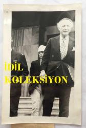 TÜRKİYE'DE İLAÇ SANAYİSİNİN KURUCULARINDAN MEHMET NEJAT FERİT ECZACIBAŞI'NIN ORİJİNAL FOTOĞRAFI - 18 x 12 cm EBADINDA - NEJAT ECZACIBAŞI,İSTANBUL KÜLTÜR ve SANAT VAKFI BAŞKANI OLARAK ANADOLU AJANSINA VERDİĞİ RÖPORTAJDA TOPKAPI SARAYI İÇİN YAPILMAK İSTENEN ENGELLEMELER ÜZERİNDE DURDU. 1973