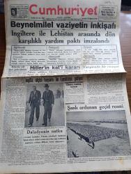 Cumhuriyet Gazetesi - 26 Ağustos 1939 - balkanlılar ciddi karar günlerindedirler Yazan Yunus Nadi Başmakale - Beynelmilel Vaziyetin İnkişafı - İngiltere ile Lehistan arasında Dün karşılıklı yardım Paktı imzalandı - Varşova'da bir rivayet yazan Nadir Nadi - Hitler'in kati kararı - Führer Sefirlere Almanya'nın sabrın tükendiğini söyledi - İngiliz başvekili Çemberlayn Ve İngiltere'nin Berlin elçisi Hendersun fotoğraf - tarihi roman Buhara güneşi yazan Orhan Rahmi - Zafer Bayramı yıldönümü sebebiyle memleketin her yerinde törenler düzenlenecek - bira buhranı devam ediyor - Kadeş vapuru geldi - İş Bankasının 15. Yıldönümü - Kahraman ordumuzun geçit resminden fotoğraflar - Büyük Mareşal Fevzi Çakmak'ın Kahraman orduya selamı fotoğraf - Korgeneral Salih Omurtak geçit resminde fotoğraf - bu akşamki radyo programı - İstanbul karması bugün Beyoğlusporla karşılaşıyor - boks oyuncak olmaktan kurtulmalı - Moskova'daki Alman heyeti şerefine ziyafet - Menşure Tunay Beyaz Parkta - Laksan Revüsü İncide