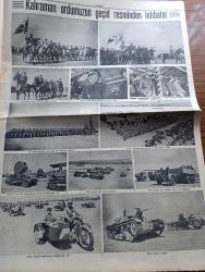 Cumhuriyet Gazetesi - 26 Ağustos 1939 - balkanlılar ciddi karar günlerindedirler Yazan Yunus Nadi Başmakale - Beynelmilel Vaziyetin İnkişafı - İngiltere ile Lehistan arasında Dün karşılıklı yardım Paktı imzalandı - Varşova'da bir rivayet yazan Nadir Nadi - Hitler'in kati kararı - Führer Sefirlere Almanya'nın sabrın tükendiğini söyledi - İngiliz başvekili Çemberlayn Ve İngiltere'nin Berlin elçisi Hendersun fotoğraf - tarihi roman Buhara güneşi yazan Orhan Rahmi - Zafer Bayramı yıldönümü sebebiyle memleketin her yerinde törenler düzenlenecek - bira buhranı devam ediyor - Kadeş vapuru geldi - İş Bankasının 15. Yıldönümü - Kahraman ordumuzun geçit resminden fotoğraflar - Büyük Mareşal Fevzi Çakmak'ın Kahraman orduya selamı fotoğraf - Korgeneral Salih Omurtak geçit resminde fotoğraf - bu akşamki radyo programı - İstanbul karması bugün Beyoğlusporla karşılaşıyor - boks oyuncak olmaktan kurtulmalı - Moskova'daki Alman heyeti şerefine ziyafet - Menşure Tunay Beyaz Parkta - Laksan Revüsü İncide