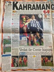 SABAH GAZETESİ DOĞUM GÜNÜ HEDİYESİ - 3 ARALIK 1998 -TAM TAKIM 32 SAYFADIR -Suat-Ecevit-Çiller-Kutan-Baykal-Yavuz Donat-Sibel Can-Selahattin Duman-Erman Toroğlu-Fatih Terim-Hıncal Uluç-Zekeriya Alp-Can Bartu-Coşkun Özarı-Vedat-Conte-Hagi-Veisser-Suat-İskender Günen-Milne-Preko-Erhan-İlyas-Mehmet Zengin-Amokachi-Zülfü Livaneli-Güzel Ayşe-Kemal Kocabaş  Muhteşem bücür-3 formül-Galatasaray-Kahraman-Vedat ile Conte kapıştı-Trabzon pes etti-Bolu’dan kaçış yok-Kalbi dayanmadı  Karikatür-Bizimcity-Salih Memecan-Bilge Akın-Marziye-Gülben Ergen-Hüsnü Mübarek-Recai Kutan-Esra Ceyhan  Babaevi’nde aşk çıkmazı-Türkiye’de kadın olmak-Marziye ölümle burun buruna-Beyaz Show’da göbekler yanışıyor-Hüsnü Mübarek’le çok özel söyleşi-Recai Kutan’la enine boyuna-Tecavüz ile gelen psikolojik değişimler
