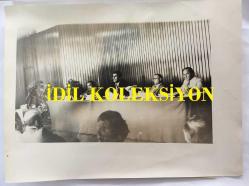 TÜRKİYE'DE İLAÇ SANAYİSİNİN KURUCULARINDAN MEHMET NEJAT FERİT ECZACIBAŞI'NIN  DA KATILDIĞI EKONOMİK ve SOSYAL ETÜDLER KONFERANSI HEYETİNİN ORİJİNAL BÜYÜK BOY FOTOĞRAFI - 24 x 18 cm EBADINDA -