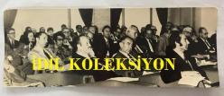 TÜRKİYE'DE İLAÇ SANAYİSİNİN KURUCULARINDAN MEHMET NEJAT FERİT ECZACIBAŞI'NIN  DA KATILDIĞI EKONOMİK ve SOSYAL ETÜDLER KONFERANSI HEYETİNİN ORİJİNAL FOTOĞRAFI - 24 x 9 cm EBADINDA -