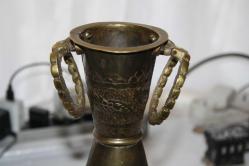 SÜPER EL YAPIMI ÜZERİ KABARTMA İŞÇİLİKLİ BÜYÜK BOY ANTİKA  VAZO YENİ ÜRÜN DEĞİL ESKİ DÖNEM ANTİKA (KİTAP RAF