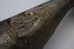 SÜPER EL YAPIMI ÜZERİ KABARTMA İŞÇİLİKLİ BÜYÜK BOY ANTİKA  VAZO YENİ ÜRÜN DEĞİL ESKİ DÖNEM ANTİKA (KİTAP RAF