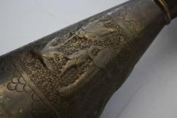 SÜPER EL YAPIMI ÜZERİ KABARTMA İŞÇİLİKLİ BÜYÜK BOY ANTİKA  VAZO YENİ ÜRÜN DEĞİL ESKİ DÖNEM ANTİKA (KİTAP RAF