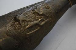 SÜPER EL YAPIMI ÜZERİ KABARTMA İŞÇİLİKLİ BÜYÜK BOY ANTİKA  VAZO YENİ ÜRÜN DEĞİL ESKİ DÖNEM ANTİKA (KİTAP RAF