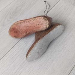 Eski dönem, 2 farklı ahşap ayakkabıcı kalıbı.