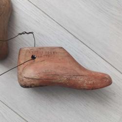 Eski dönem, 2 farklı ahşap ayakkabıcı kalıbı.