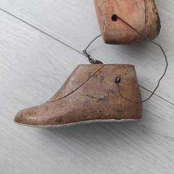 Eski dönem, 2 farklı ahşap ayakkabıcı kalıbı.