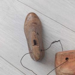 Eski dönem, 2 farklı ahşap ayakkabıcı kalıbı.