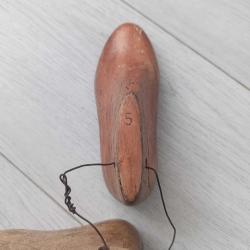 Eski dönem, 2 farklı ahşap ayakkabıcı kalıbı.