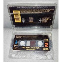 Kaset Michael Jackson Dangerous albümü. orijinal 1991 Uzelli Kağıt Baskı. Kasette çalışmasını etkilemeyen ufak kırık ile kartonet ve kasette yazı var.