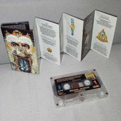 Kaset Michael Jackson Dangerous albümü. orijinal 1991 Uzelli Kağıt Baskı. Kasette çalışmasını etkilemeyen ufak kırık ile kartonet ve kasette yazı var.