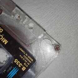 Kaset Michael Jackson Dangerous albümü. orijinal 1991 Uzelli Kağıt Baskı. Kasette çalışmasını etkilemeyen ufak kırık ile kartonet ve kasette yazı var.