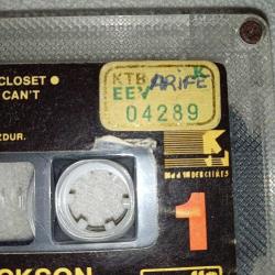 Kaset Michael Jackson Dangerous albümü. orijinal 1991 Uzelli Kağıt Baskı. Kasette çalışmasını etkilemeyen ufak kırık ile kartonet ve kasette yazı var.