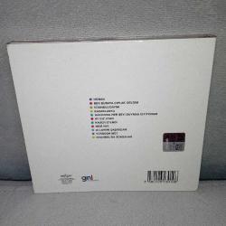 Cd Nil Karaibrahimgil ben buraya çıplak geldim albümü. Orijinal. Dinlemeyi etkilemeyen çizikler var