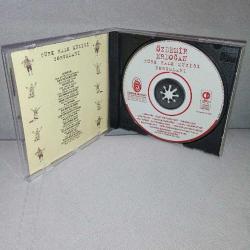 Cd Özdemir Erdoğan Türk halk müziği yorumları albümü. Orijinal 1995 kırmızı bandrollü dönem baskı albüm. Disk 10 üzerinden 9 koleksiyonluk