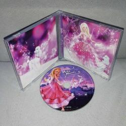 Vcd Barbie Moda Masalı. Orijinal. Türkçe dublaj. Arka kartonetin kulakçıkları yok. Çalışmasına engel olmayan yoğun çizikler var. Baştan sona sorunsuz çalışıyor.
