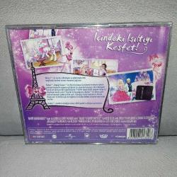 Vcd Barbie Moda Masalı. Orijinal. Türkçe dublaj. Arka kartonetin kulakçıkları yok. Çalışmasına engel olmayan yoğun çizikler var. Baştan sona sorunsuz çalışıyor.