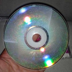 Vcd Barbie Moda Masalı. Orijinal. Türkçe dublaj. Arka kartonetin kulakçıkları yok. Çalışmasına engel olmayan yoğun çizikler var. Baştan sona sorunsuz çalışıyor.